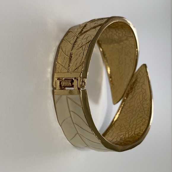 WHITE AND GOLD LEAF BRACKET BANGLE WITH EXPANDER - Picture 4 of 6